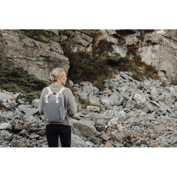 Mochila de viaje ecológica con compartimento lateral para botella color gris Mochila de viaje ecológica con compartimento lateral para botella color gris