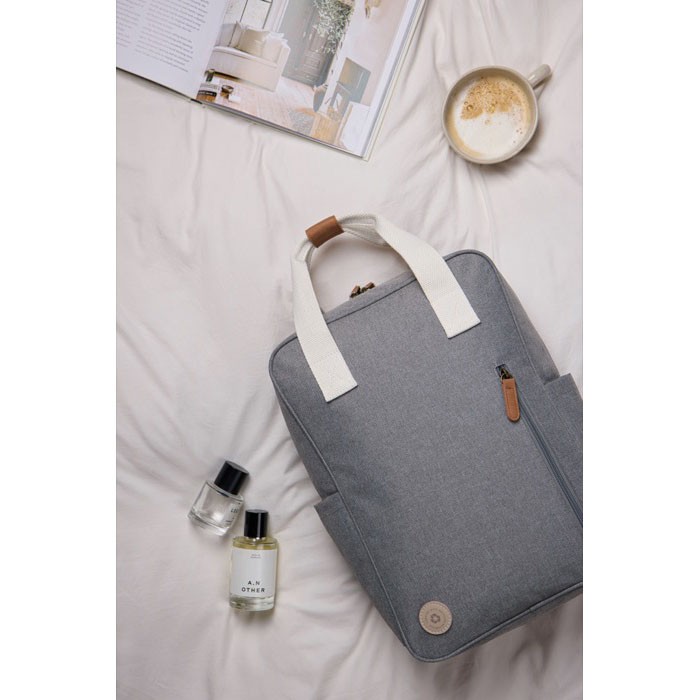 Mochila de viaje ecológica con compartimento lateral para botella color gris Mochila de viaje ecológica con compartimento lateral para botella color gris