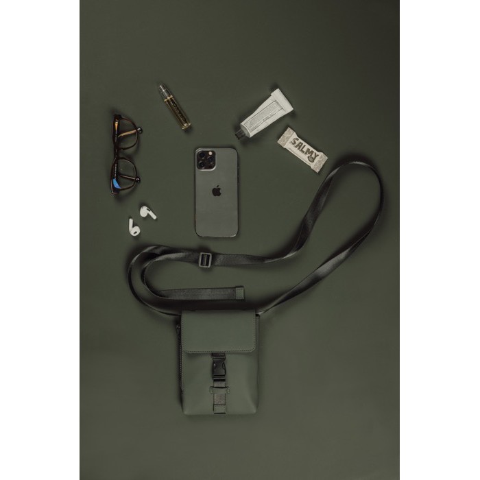 Bandolera urbana reciclada con diseño ligero y acceso lateral color verde vista de ambiente