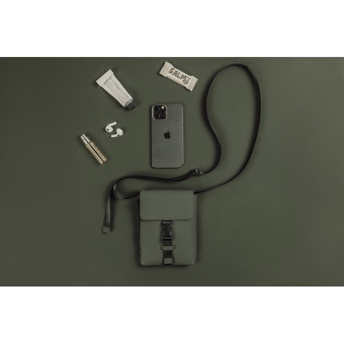 Bandolera urbana reciclada con diseño ligero y acceso lateral color verde vista de ambiente 2