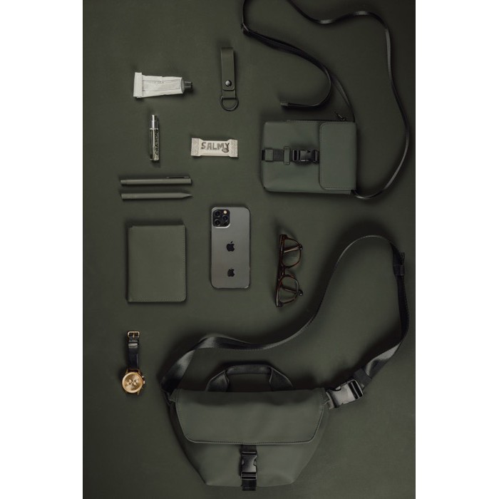 Bandolera urbana reciclada con diseño ligero y acceso lateral color verde vista de ambiente 3