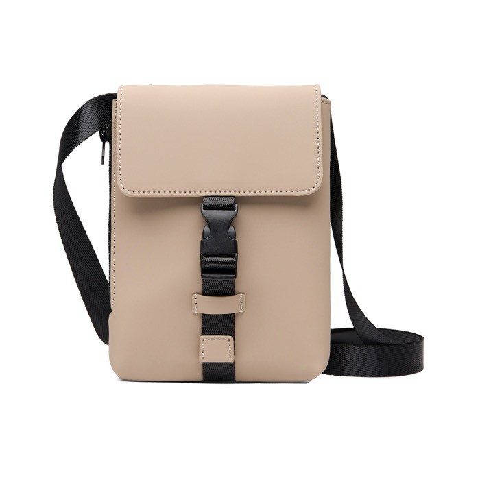 Bandolera urbana reciclada con diseño ligero y acceso lateral color marfil