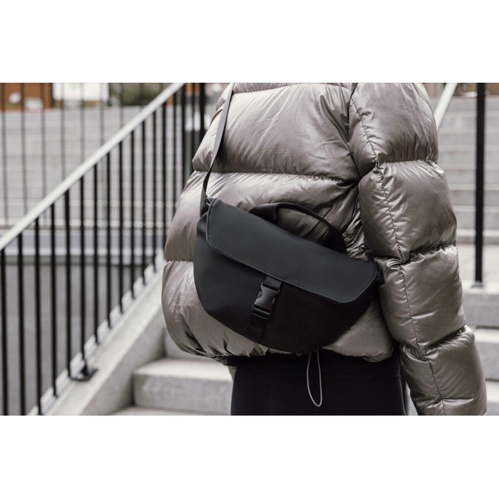 Bandolera urbana en material reciclado con correa ajustable color negro vista de ambiente 2