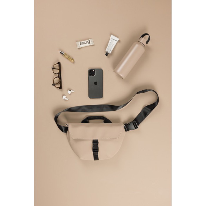 Bandolera urbana en material reciclado con correa ajustable color marfil vista de ambiente 2