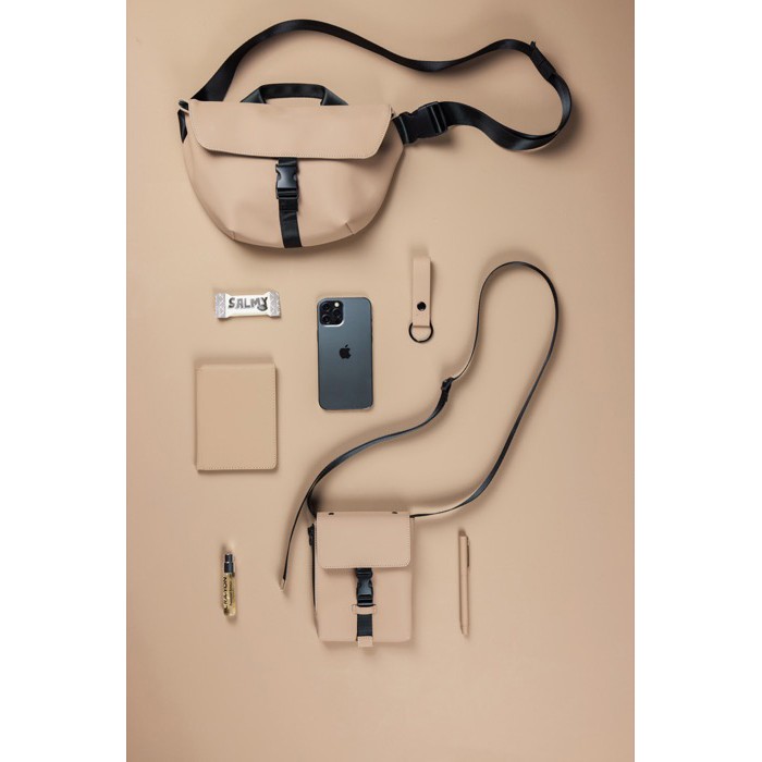 Bandolera urbana en material reciclado con correa ajustable color marfil vista de ambiente 3