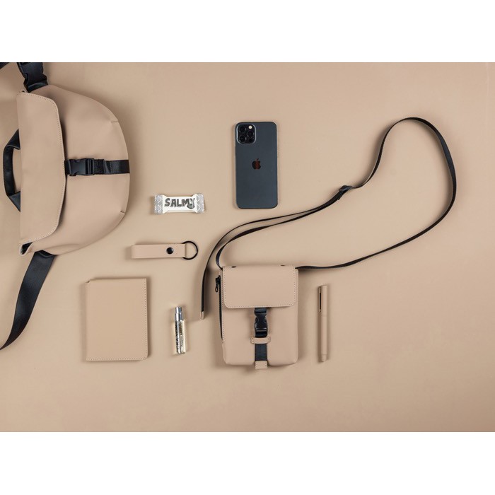 Bandolera urbana en material reciclado con correa ajustable color marfil vista de ambiente 4