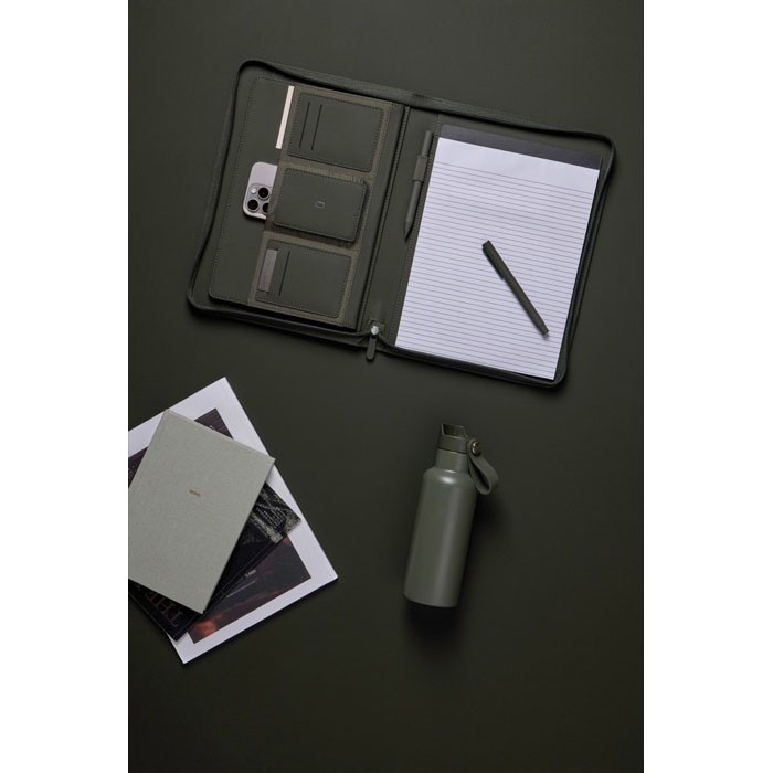 Portafolio eco con portabolígrafos y bolsillos A4 hojas a rayas color verde vista de ambiente Portafolio eco con portabolígrafos y bolsillos A4 hojas a rayas color verde vista de ambiente