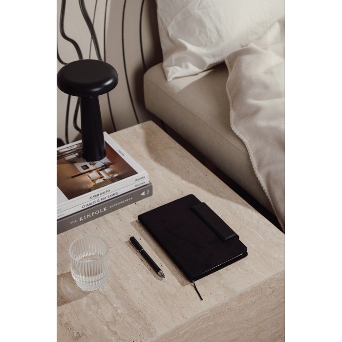 Cuaderno en piel reciclada con diseño elegante A5 hojas a rayas color negro vista de ambiente