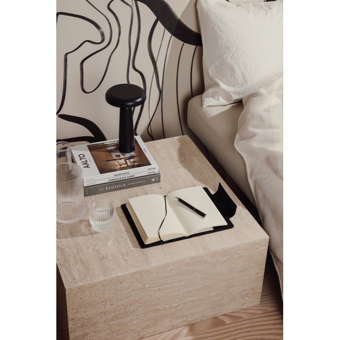 Cuaderno en piel reciclada con diseño elegante A5 hojas a rayas color negro vista de ambiente 2