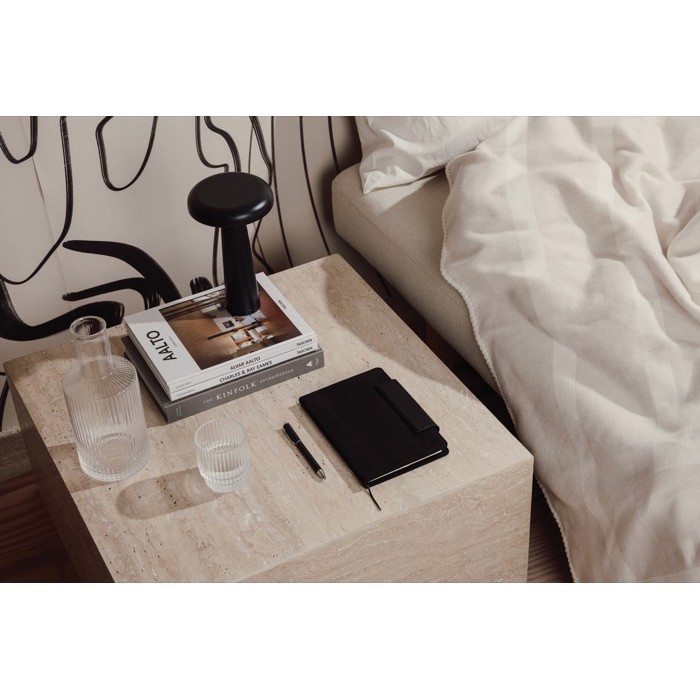 Cuaderno en piel reciclada con diseño elegante A5 hojas a rayas color negro vista de ambiente 4