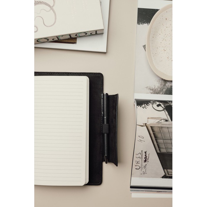 Cuaderno en piel reciclada con diseño elegante A5 hojas a rayas color negro