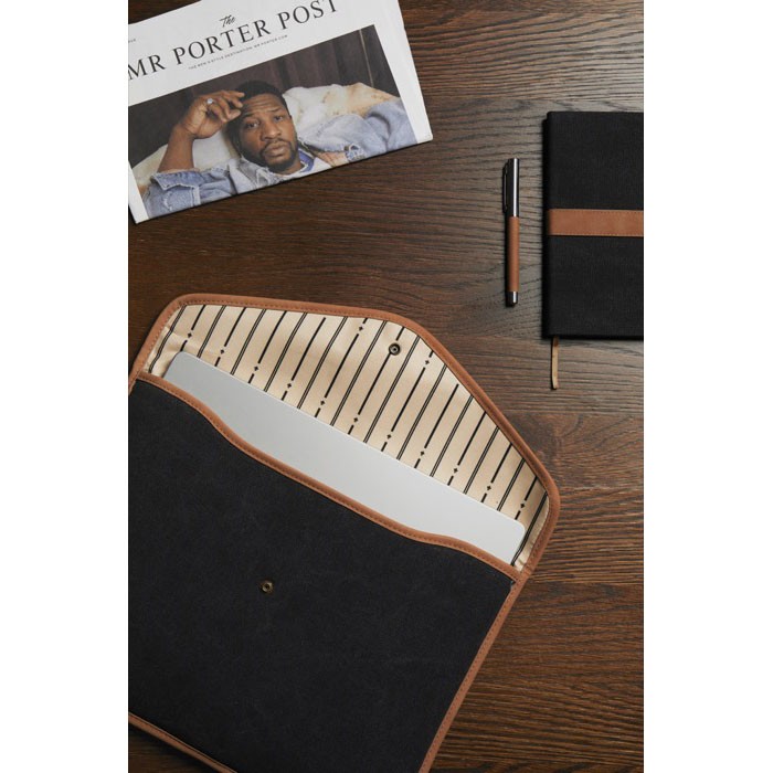 Funda para portátil de lona reciclada con bordes de color 16” color negro vista de ambiente Funda para portátil de lona reciclada con bordes de color 16” color negro vista de ambiente