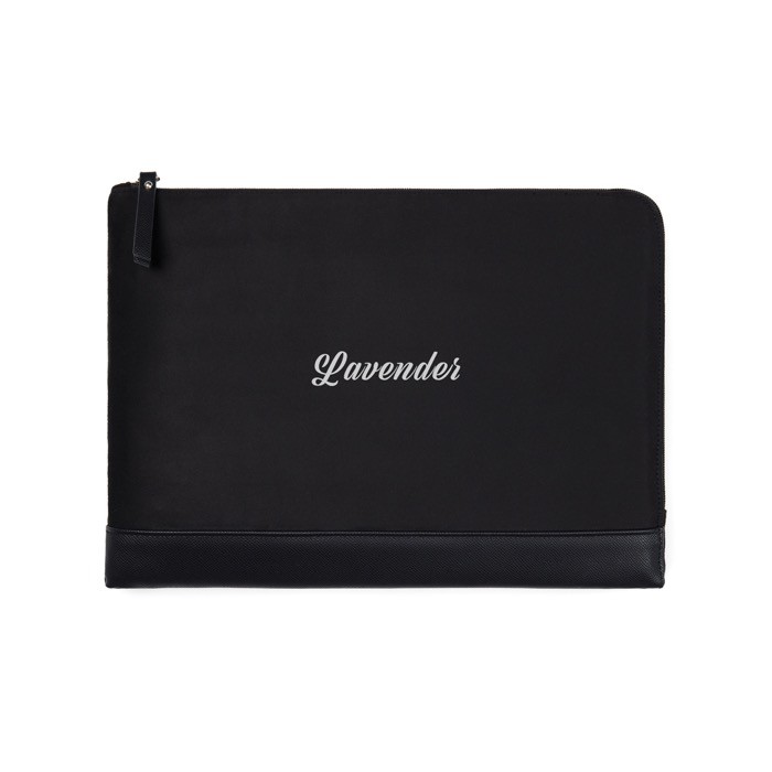 Funda para PC acolchada de poliéster reciclado con cremallera 16” color negro vista con logo