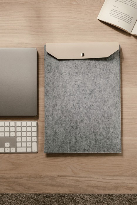 Funda para portátil de fieltro reciclado con solapa de cierre 17” color gris