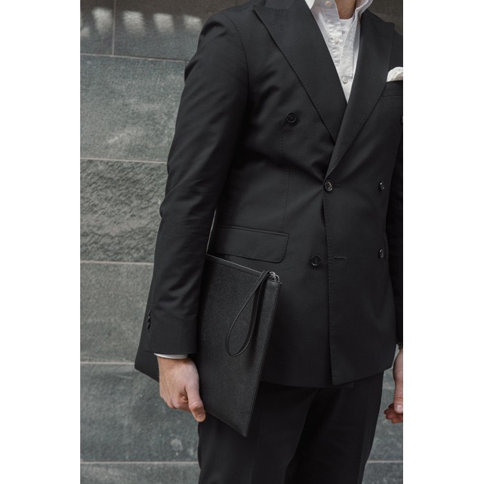 Funda reciclada para PC con diseño elegante y acceso rápido 16” color negro vista de ambiente