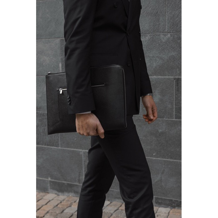 Funda reciclada para PC con diseño elegante y acceso rápido 16” color negro vista de ambiente 2