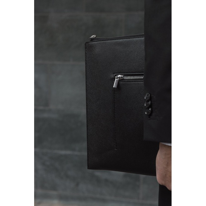 Funda reciclada para PC con diseño elegante y acceso rápido 16” color negro vista de ambiente 3