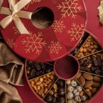 Corona de navidad con 5 tipos de dulces de chocolate y frutos secos color mezcla de sabores cuarta vista