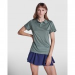 Polo técnico para mujer de poliéster reciclado 125 g/2 Roly Direct Tormo color verde oliva primera vista de uso