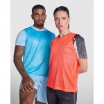 Peto deportivo unisex de poliéster transpirable 90 g/m2 Roly Direct Roma color blanco tercera vista de uso