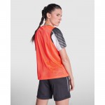 Peto deportivo unisex de poliéster transpirable 90 g/m2 Roly Direct Roma color naranja fluorescente vista detalle 2