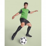 Conjunto sport unisex con 2 camisetas y 1 pantalón 140 g/m2 Roly Direct Juve color verde cuarta vista de uso