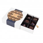 Cofre de 9 bombones de chocolate con leche con relleno café o ciruelas color blanco segunda vista