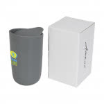 Vaso de cerámica de doble pared color gris con logo