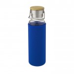 Botella de vidrio borosilicatado con funda color azul tercera vista