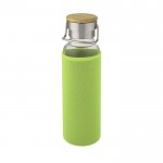 Botella de vidrio borosilicatado con funda color verde lima tercera vista