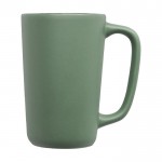 Taza de cerámica grande con acabado mate color verde vista lateral