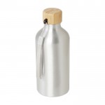 Botella de aluminio reciclado con tapa de bambú y correa 500ml color plateado