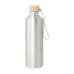 Botella de aluminio reciclado con tapa de bambú y correa 770ml color plateado segunda vista frontal