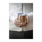 Vaso de acero inoxidable reciclado y cobre aislado al vacío de 350ml color negro imagen de estilo de vida