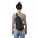 Bolsa bandolera sostenible en rPET reciclado con correas ajustables color negro tercera vista