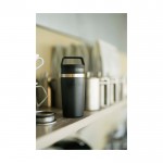 Taza de viaje de acero con tapa hermética 350ml Stanley Café-To-Go color negro imagen de estilo de vida