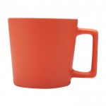 Taza de cerámica con acabado mate y asa en forma cuadrada 370ml color naranja vista lateral
