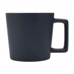 Taza de cerámica con acabado mate y asa en forma cuadrada 370ml color azul marino vista lateral