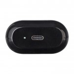Auriculares presentados en estuche a juego con cargador USB-C quinta vista