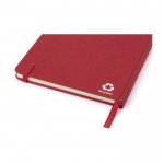 Libreta de cartón reciclado con elástico y cinta A5 hojas a rayas color rojo tercera vista