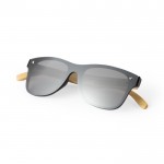 Gafas de sol con varillas de bambú y lente negro efecto espejo color madera tercera vista