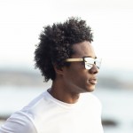 Gafas de sol con varillas de bambú y lente negro efecto espejo color madera cuarta vista