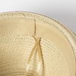 Sombrero ajustable desde el interior con cinta negra para personalizar cuarta vista