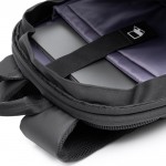 Mochila antirobo de cuero sintético ideal para llevar tu portátil 14” color negro vista detalle 1