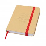 Libreta de tapa dura de papel reciclado con cinta A6 hojas lisas color rojo vista detalle con logo