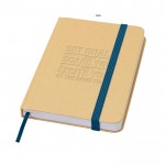Libreta de tapa dura de papel reciclado con cinta A6 hojas lisas color azul marino vista detalle con logo