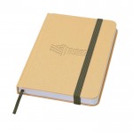 Libreta de tapa dura de papel reciclado con cinta A6 hojas lisas color verde oscuro vista detalle con logo
