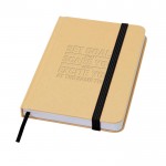 Libreta de tapa dura de papel reciclado con cinta A6 hojas lisas color negro vista detalle con logo