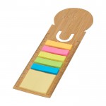 Notas adhesivas pequeñas de colores y grandes en regla medidora color natural