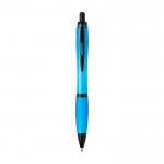 Bolígrafo de plastico reciclado con detalles negros tinta negra color azul pastel